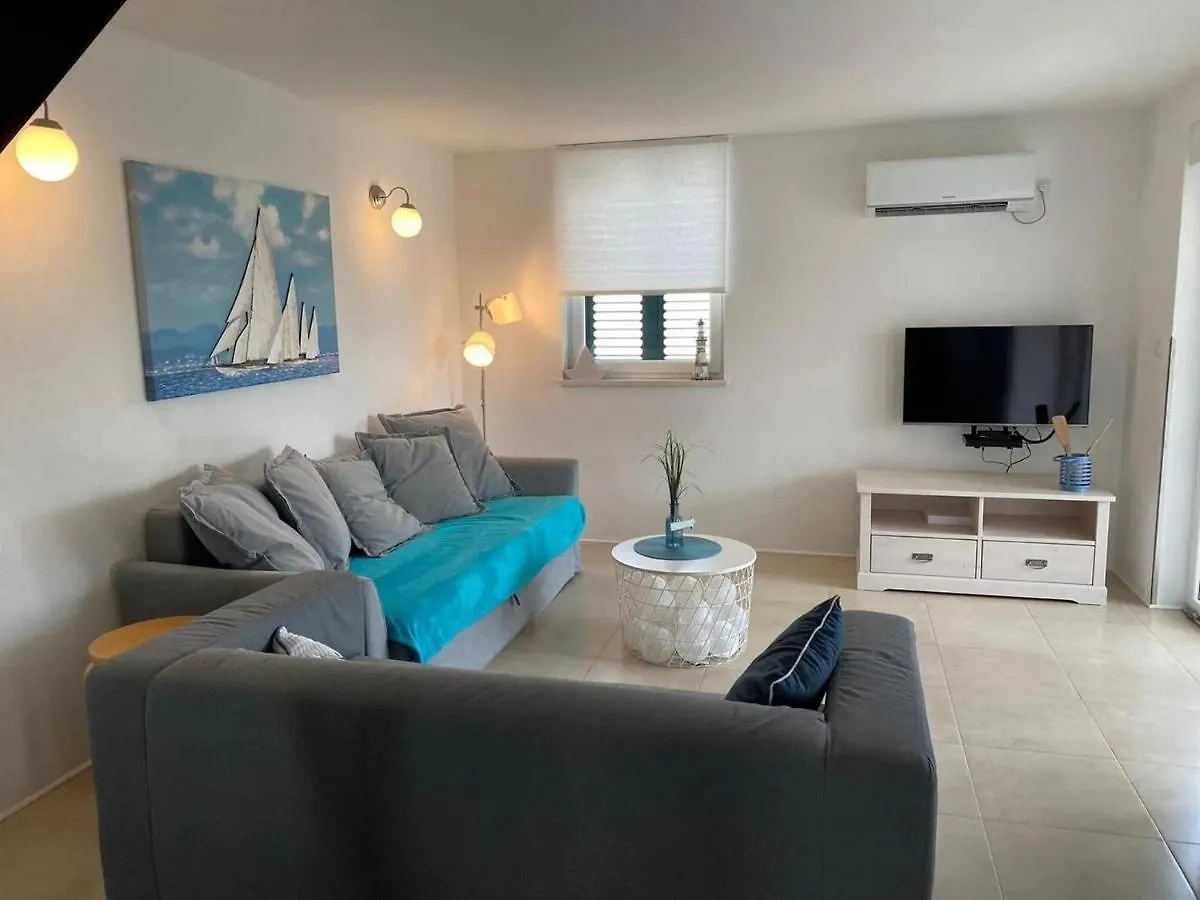 Apartments With A Parking Space Vantacici, Krk - 21694 Malinska 0*,